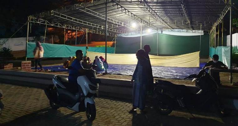 Suasana tenda tempat warga perumahan Cilegon Hills melaksanakan sholat selama ramadhan. (Foto: TitikNOL)