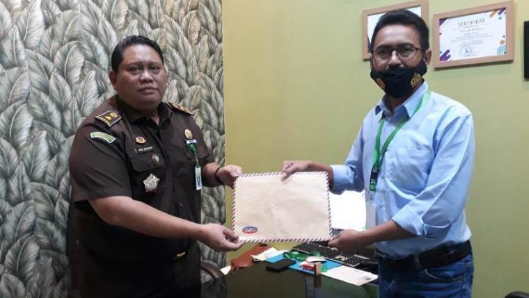 Direktur Eksekutif Alipp, Uday Suhada bersama Kasi Penkum Kejati Banten Ivan Herbon Siahaan. (Foto: TitikNOL)