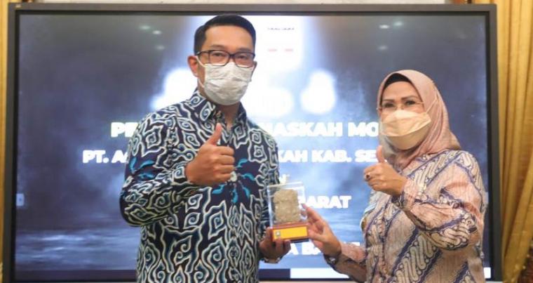 Bupati Serang Ratu Tatu Chasanah foto bersama Gubernur Jawa Barat Ridwan Kamil. (Foto: Istimewa)
