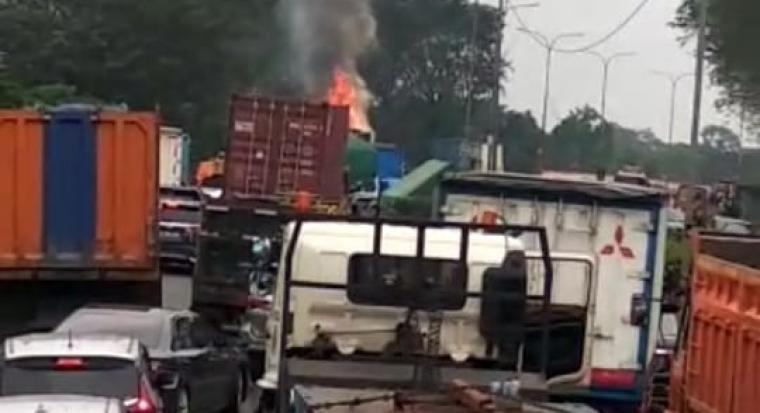 Mobil ekspedisi bernopol B 9758 FCI yang terbakar di Tol Tangerang-Merak KM 56. (Foto: TitikNOL)