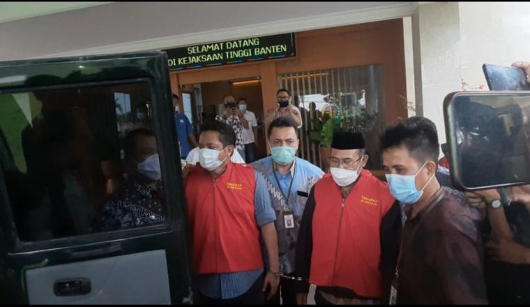 Dua tersangka korupsi hibah Ponpes di Banten, ditahan Kejaksaan tinggi Banten belum lama ini. (Dok: TitikNOL)