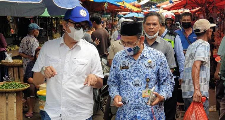 Anggota Komisi III, Rahmatullah dan Ketua Banggar DPRD Kota Cilegon, Subhi saat melakukan sidak di Pasar Kranggot. (Foto: TitikNOL)