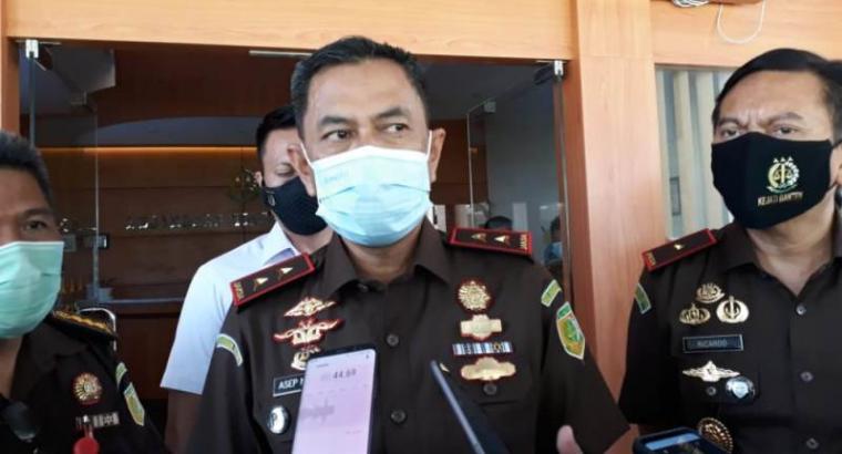 Kepala Kejati Banten Asep Nana Mulyana saat diwawancara wartawan. (Foto: TitikNOL)