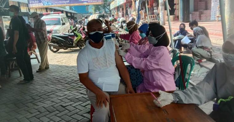 Suasana vaksinasi sejumlah pedagang dan pengunjung pasar Rangkasbitung yang digelar di depan Bank BCA pasar Rangkasbitung. (Foto: TitikNOL)
