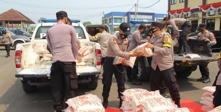 Pendistribusian 6 ton beras untuk warga yang terdampak covid-19 dimasa PPKM Darurat. (Foto: TitikNOL)