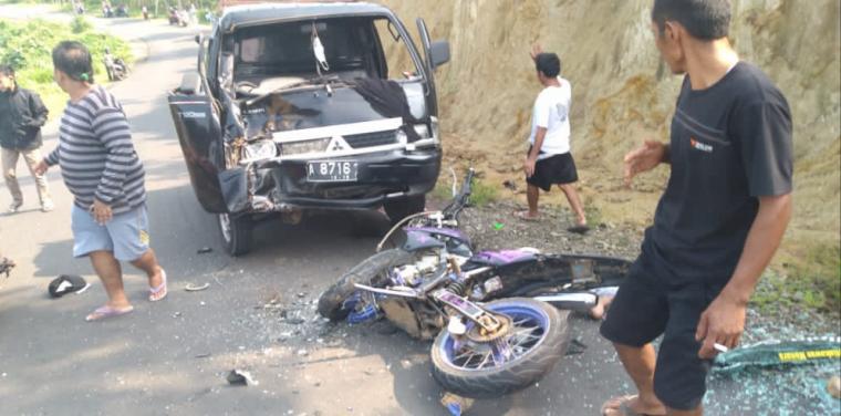 Kendaraan yang terlibat kecelakaan di Jalan Raya Harjawana-Cikulur tepatnya di tanjakan Saju RT 06 Rw. 06 Ds. Mekar Rahayu Kecamatan Bojongmanik, Kabupaten Lebak. (Foto: TitikNOL)