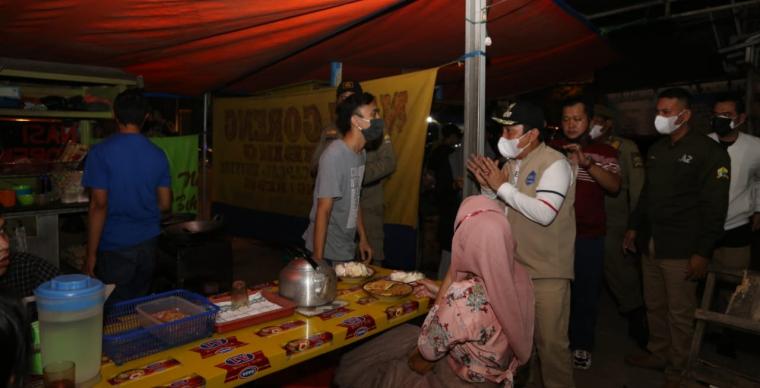 Wakil Walikota Serang, Subadri Ushuludin saat monitoring Pemberlakuan Pembatasan Kegiatan Masyarakat (PPKM) Darurat. (Foto: TitikNOL)