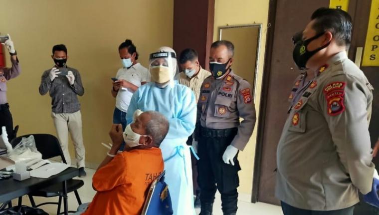 Salahsatu tahanan Rutan Polres Serang saat dilakukan tes swab anti gen. (Foto: TitikNOL)