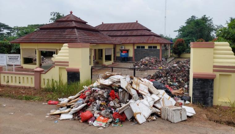 Tumpukan sampah di Kantor Kelurahan Cilowong. (Foto: TitikNOL)