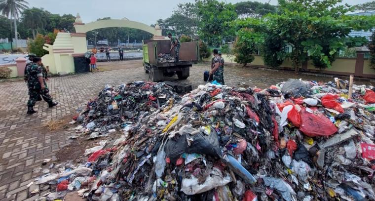Suasana pembersihan sampah di Kelurahan Cilowong oleh anggota Koramil 0204 Taktakan. (Foto: TitikNOL)