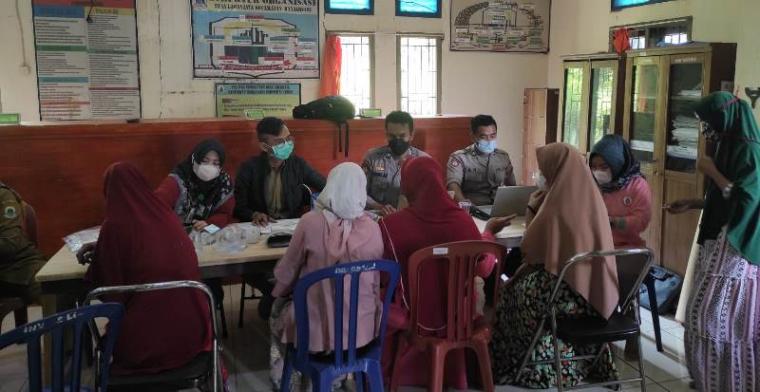 Suasana vaksinasi yang digelar di kantor desa Laban Jaya, Kecamatan Banjarsari, Selasa (02/11/2021). (Foto: TitikNOL)