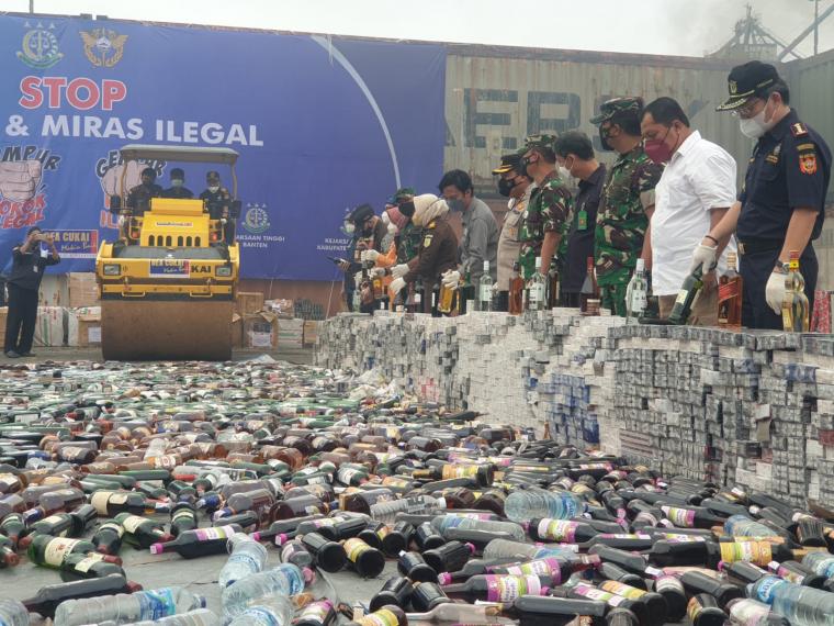 Pemusnahan barang bukti hasil tangkapan oleh Bea Cukai Banten di Pelabuhan Indah Kiat Merak (Foto: TitikNOL)