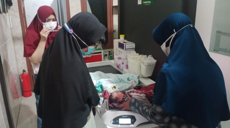 Bayi perempuan yang ditemukan di TPS) Taman Kota, Lingkungan Pegantungan, Kelurahan Jombang Wetan, Kecamatan Jombang, Kota Cilegon, saat mrnjalani perawatan di klinik Erna. (Foto: TitikNOL)