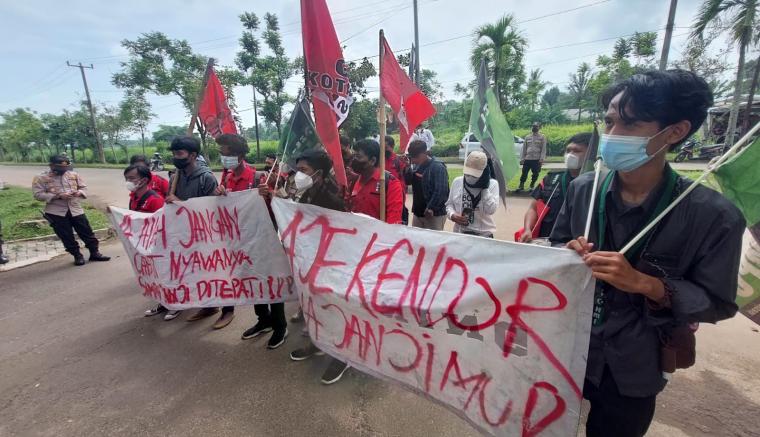 Mahasiswa saat menggelar aksi di depan Puspemkot Serang. (Foto: TitikNOL)