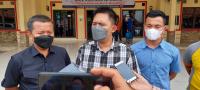 Ketua DPD PDI Perjuangan HM Sukira (tengah) saat melakukan jumpa pers beberapa waktu yang lalu. (Dok:net)