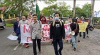 Himpunan Nelayan Muara Madur (HINAMMA) saat melakukan aksi unjuk rasa di area dermaga milik PT Cemindo Gemilang di Kecamatan Bayah, Kabupaten Lebak. (Foto: TitikNOL)