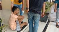 Petugas Kepolisian saat mengamankan pelaku pencurian di pasar Rangkasbitung. (Foto: TitikNOL)