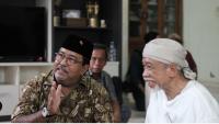 Kepala Biro Pemerintahan Setda Banten E. Kusmayadi saat dimintai keterangan awak media di Masjid Raya Albantani, KP3B, Kota Serang, Jumat (16/12/2016). (Foto: TitikNOL)
