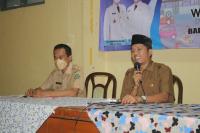 Ketua Bawaslu Banten Pramono U Tantowi saat dimintai keterangan oleh wartawan. (Foto: TitikNOL)