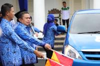 Puluhan warga Kampung Kebanyakan Etan, Serang Banten saat menerima sembako dari Presiden Jokowi. (Foto: TitikNOL)