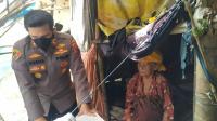 Kepala Kejari Cilegon , Andi Mirnawaty saat memberikan masker kepada salah satu pedagang di Pasar Tradisional Blok F. (Foto: TitikNOL)