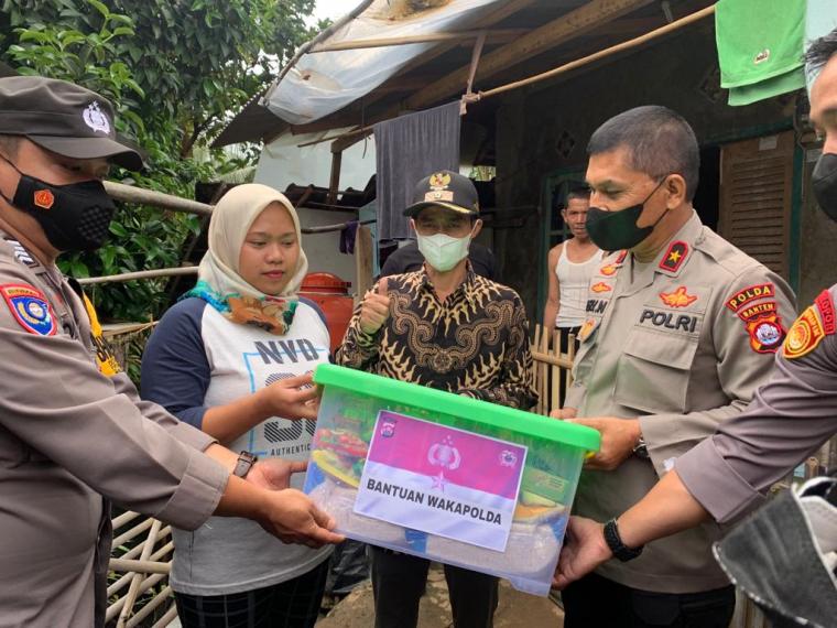 Wakapolda Banten saat menyerahkan bantuan kepada warga terdampak
