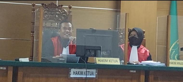 Majelis Hakim saat membacakan putusan hukuman terhadap 5 terdakwa kasus korupsi dana hibah Ponpes. (Foto: TitikNOL)