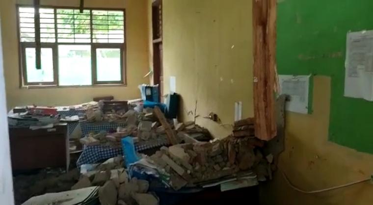 Kerusakan di salah satu bangunan di wilayah Cibalung.