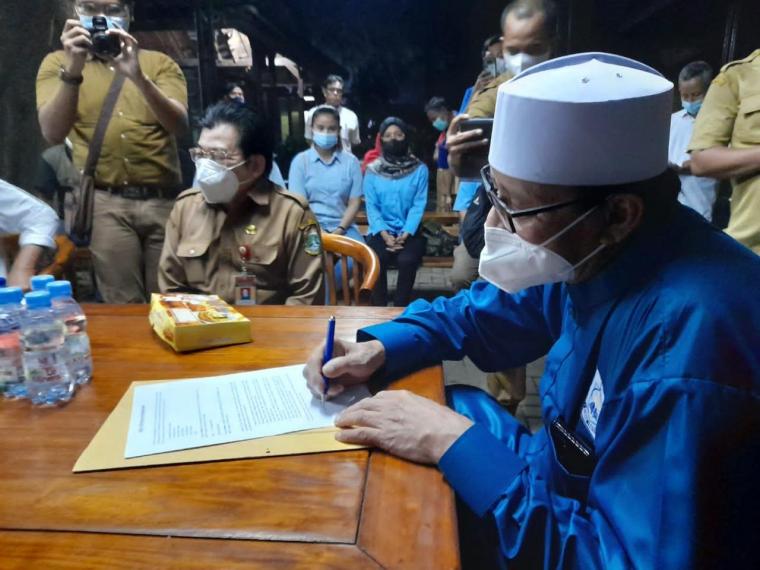 Gubernur Banten Wahidin Halim saat menandatangani pencabutan laporan terhadsp enam buruh yang ditetapkan tersangka (Foto: istimewa)