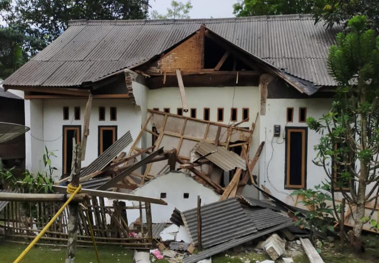 Salah satu rumah yang rusak akibat gempa (Foto: istimewa)