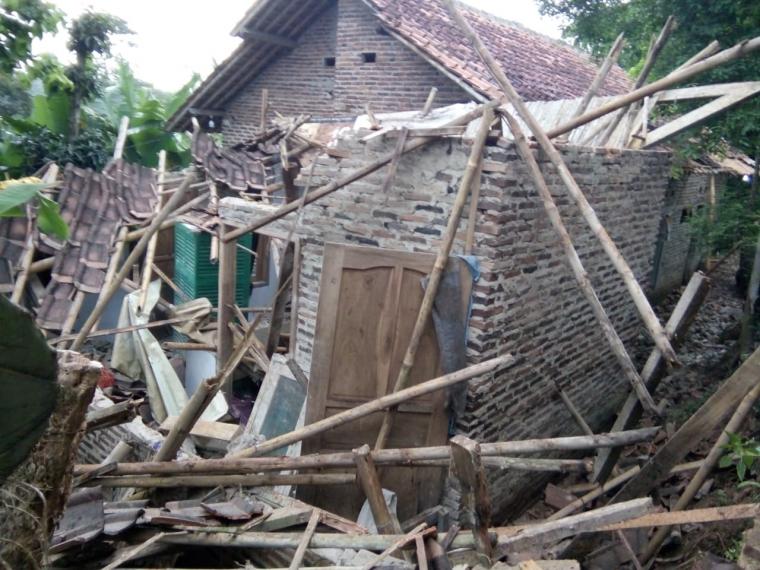 Kondisi salah satu bangunan di wilayah Lebak yang rusak akibat gempa.
