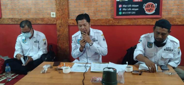 Ketua Apdesi Bayah, Rafik Rahmat Taufik saat membuka kegiatan aspirasi dari masyarakat (Foto: TitikNOL)
