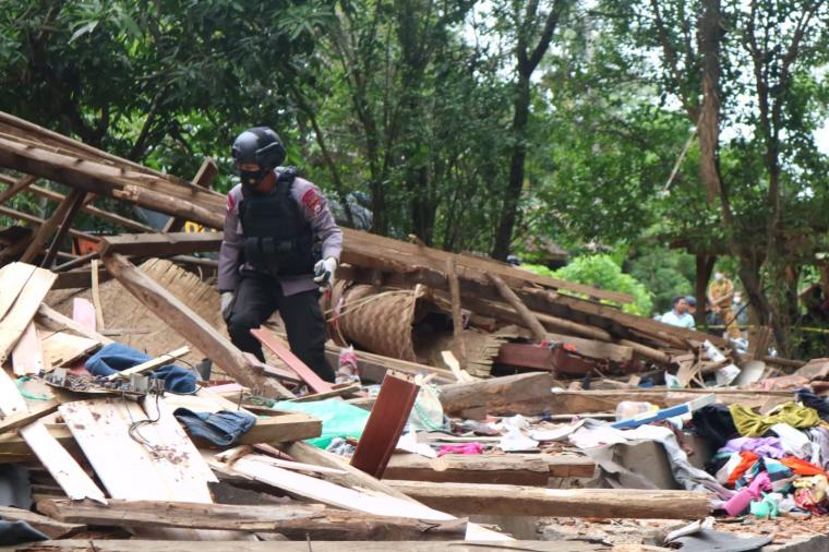 Petugas Satbrimob Polda Banten saat menyisir lokasi kejadian