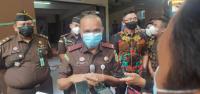 Gubernur Jawa Barat, Ridwan Kamil bersama Direktur Utama PT Krakatau Steel, Silmy Karim saat memberikan keterangan kepada wartawan di Hotel The Royale Krakatau Cilegon. (Foto: TitikNOL)