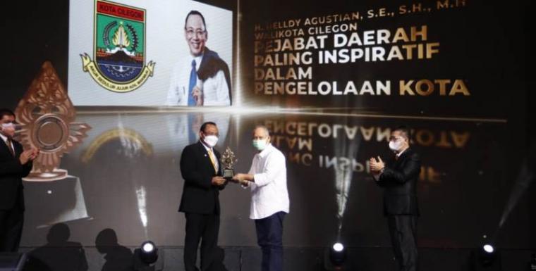 Helldy Agustian saat menerima Penghargaan Sebagai Pejabat Daerah Paling Inspiratif Dalam Pengelolaan Kota. (Istimewa).