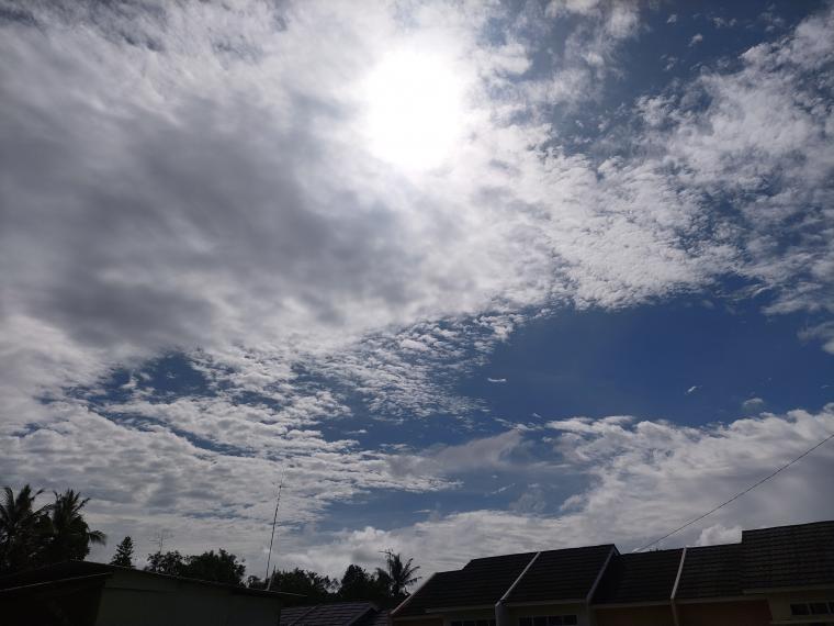 Kondisi cuaca cerah berawan di Kota Serang (Foto: TitikNOL)