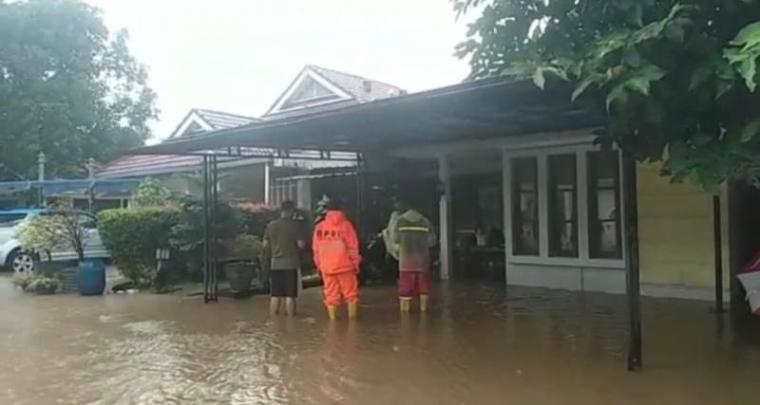 Banjir di rumah pribadi Wali kota Cilegon, Helldy Agustian di Perumahan Puri Krakatau Hijau, Kecamatan Kramatwatu, Kabupaten Serang, kebanjiran. (Foto: TitikNOL)