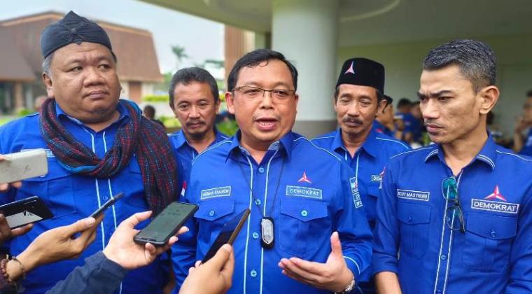 Kepala BPOKK DPP Partai Demokrat, Herman Khoiron memberikan keterangan kepada wartawan terkait Muscab serentak 8 DPC Partai Demokrat se-Banten, Selasa (29/3/2022). (Foto: TitikNOL)
