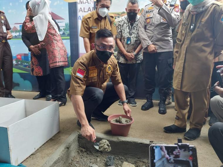 Wagub Banten Andika Hazrumy saat meletakan batu pertama pembangunan RSUD Labuan dan Cilograng.