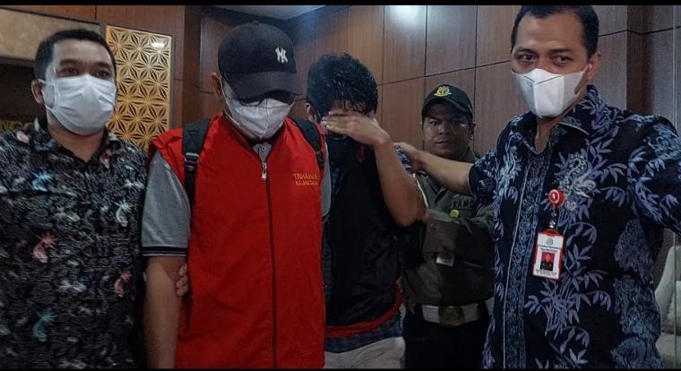 Tersangka saat digiring ke mobil tahanan Kejati Banten (Foto: TitikNOL) 
