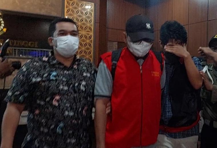 Tersangka saat keluar dari gedung pemeriksaan Kejati Banten (Foto: TitikNOL)