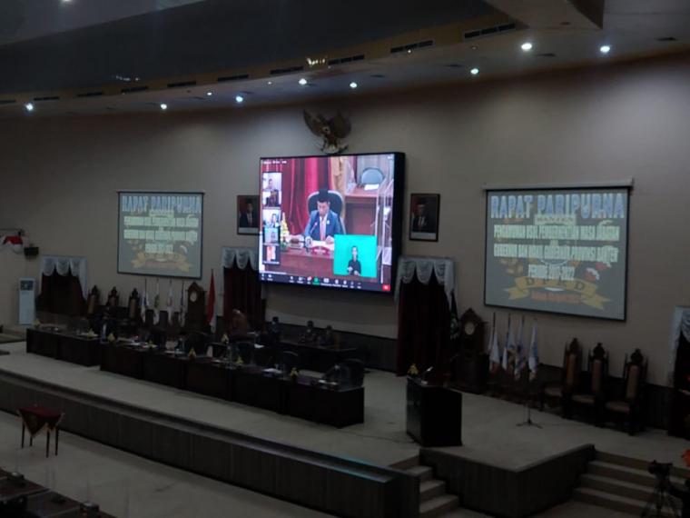 Suasana rapat paripurna usul pemberhentian masa jabatan Gubernur dan Wakil Gubernur Banten. (Foto: TitikNOL)