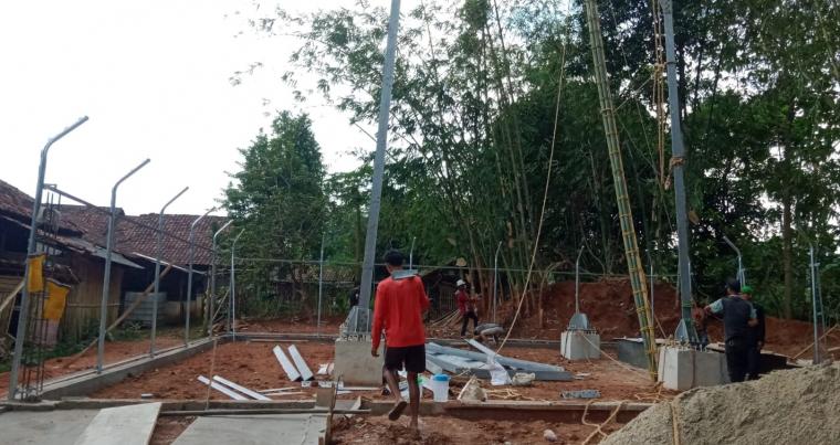 Pembangunan menara tower Base Tranceiver Station (BTS) di Kampung Ranji, Desa Sukamanah, Kecamatan Rangkasbitung. (Foto: TitikNOL)