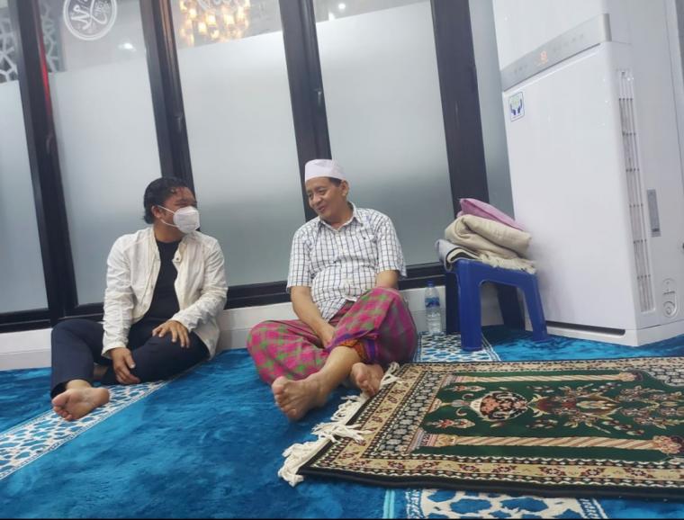 Al Muktabar (jaket putih) dan Wahidin Halim saat ngobrol di masjid (Foto: istimewa)
