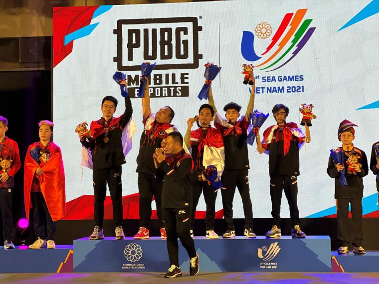 Timnas Esports Indonesia nomor PUBG Mobile saat menerima mendali emas (istimewa)