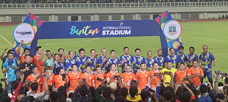 Foto bersama antara Selebritis FC (baju jingga) dan Banten All Star (baju biru)