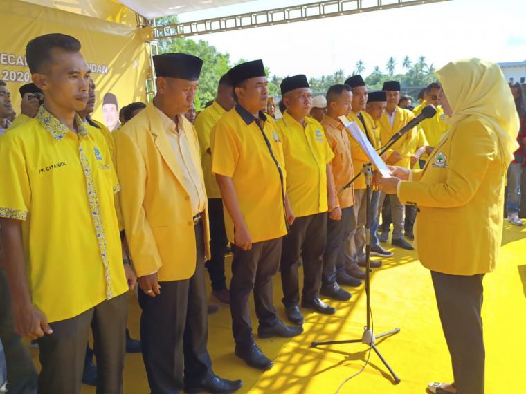 Ketua DPD Golkar Cilegon, Ratu Ati Marliati saat melantikan PK Citangkil dan Ciwandan (TitikNOL)