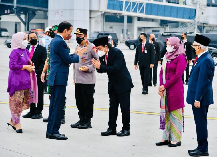Pj Gubernur Banten Al Muktabar saat bersalaman dengan Presiden Jokowi saat berangkat ke Luar Negeri di Bandara Soetta (Foto: Laily Rachev/Biro Pers Sekretariat Presiden)