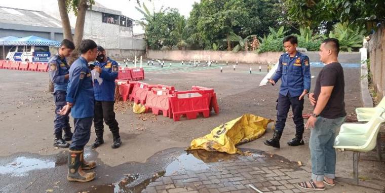 Mayat pria yang ditemukan mengambang di kali Kampung Gembong, Desa Sukamanah, Kecamatan Rajeg, Kabupaten Tangerang. (Foto: TitikNOL)