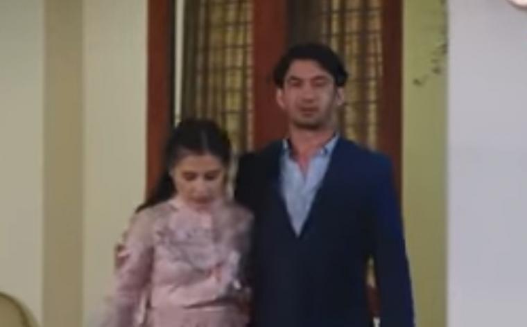 Tangkapan layar Arya dan Inggit saat akan berangkat ke pesta (YouTobe/WeTV Indonesia)